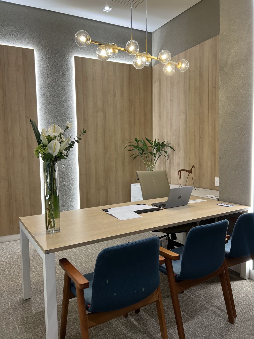 Sala de reunião em madeira com iluminação em LED