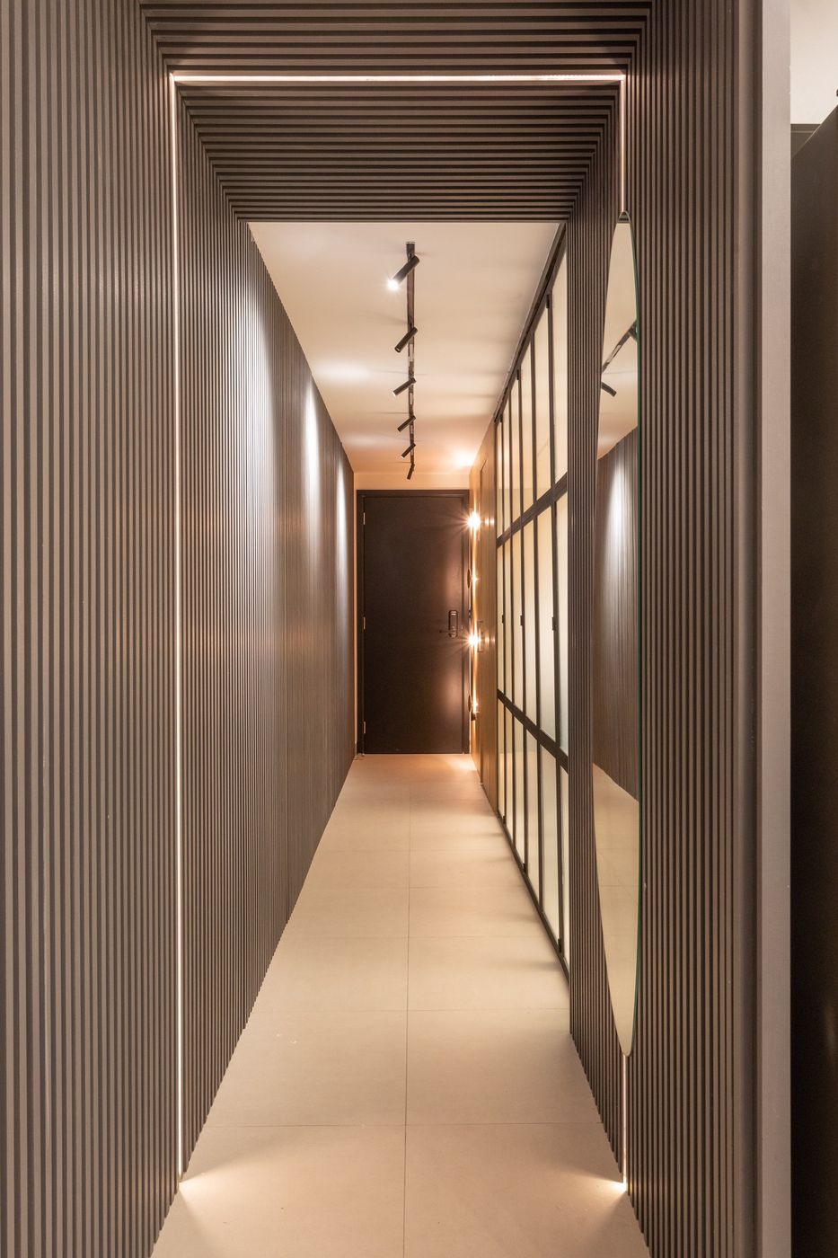 Corredor de flat com revestimento ripado