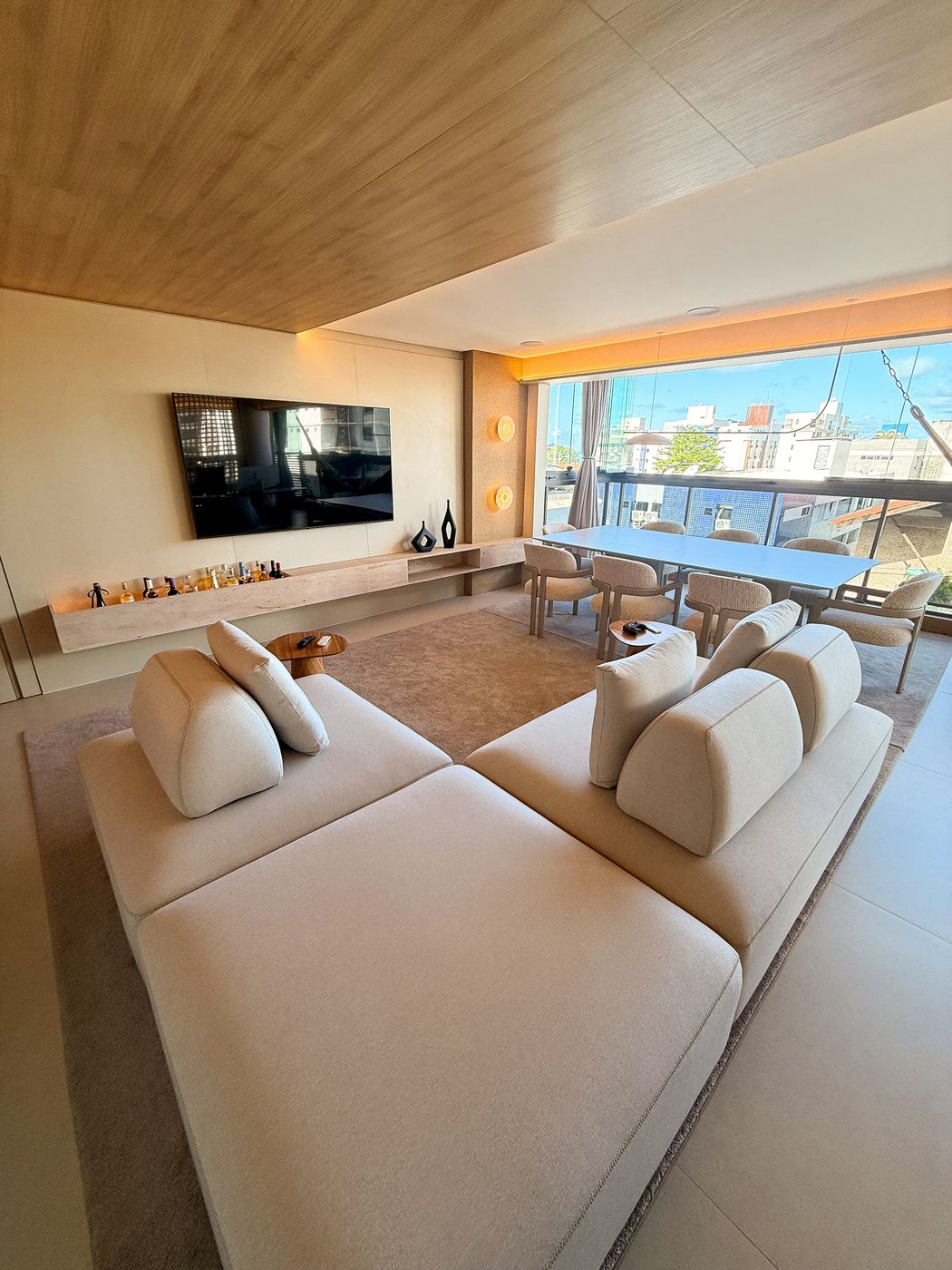 Living residencial com forro em madeira e vista